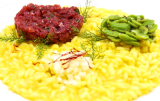 Risotto-allo-zafferano-con-cous-cous-di-pecorino-favette-e-battuta-di-camoscio2